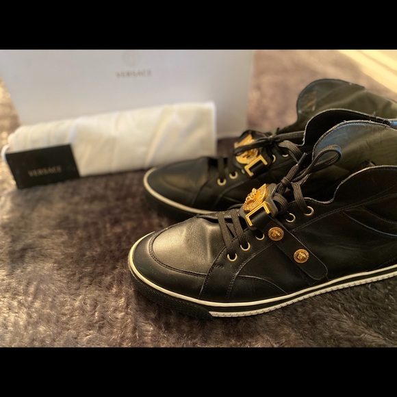 PRICE Drop!! 🌟 Versace Men’s High-Top Sneakers – Luxury Meets Street Style! - Picture 2 of 4